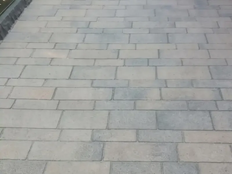Derselbe Weg aus Betonplatten nach der Reinigung, gleichmäßig hell